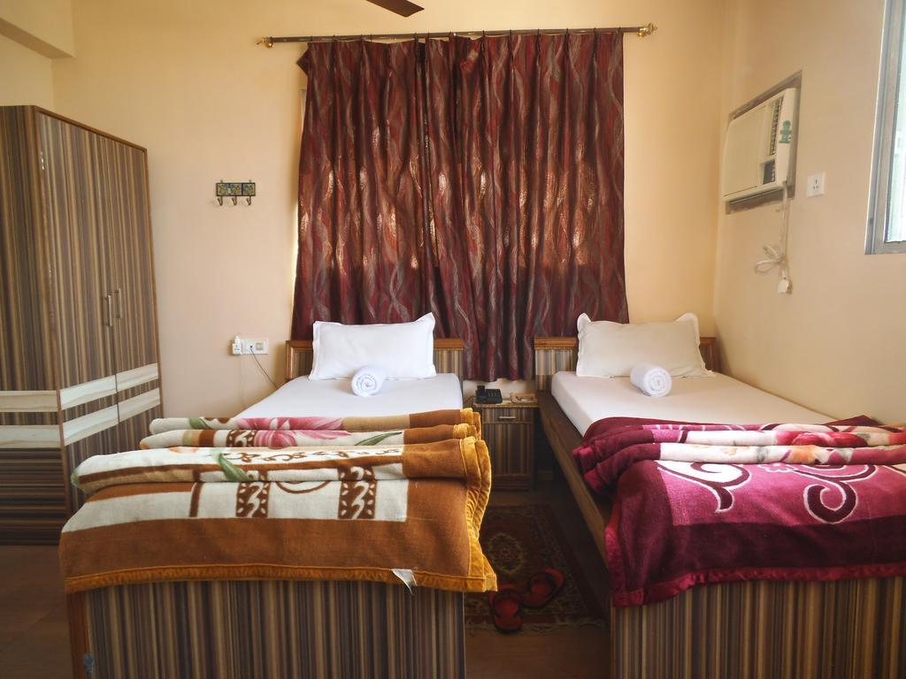 City Centre Hotel Agartala Szoba fotó
