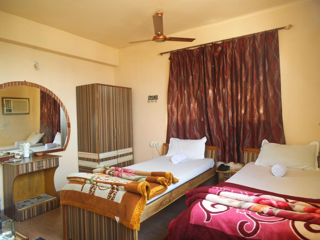 City Centre Hotel Agartala Szoba fotó