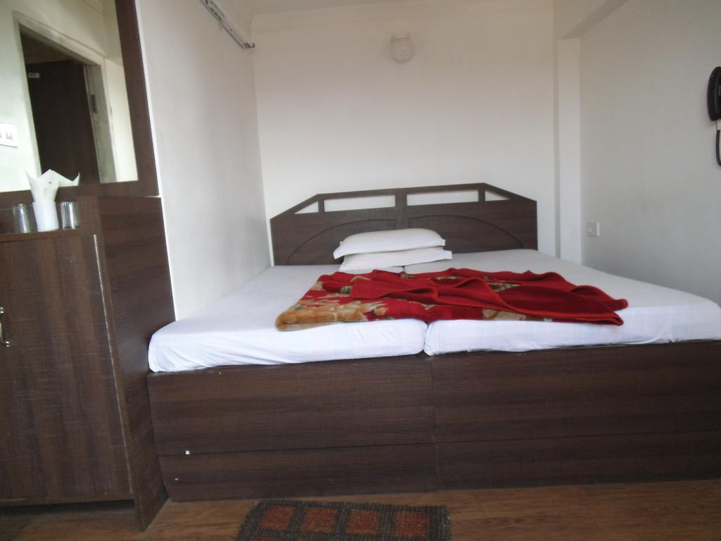 City Centre Hotel Agartala Szoba fotó