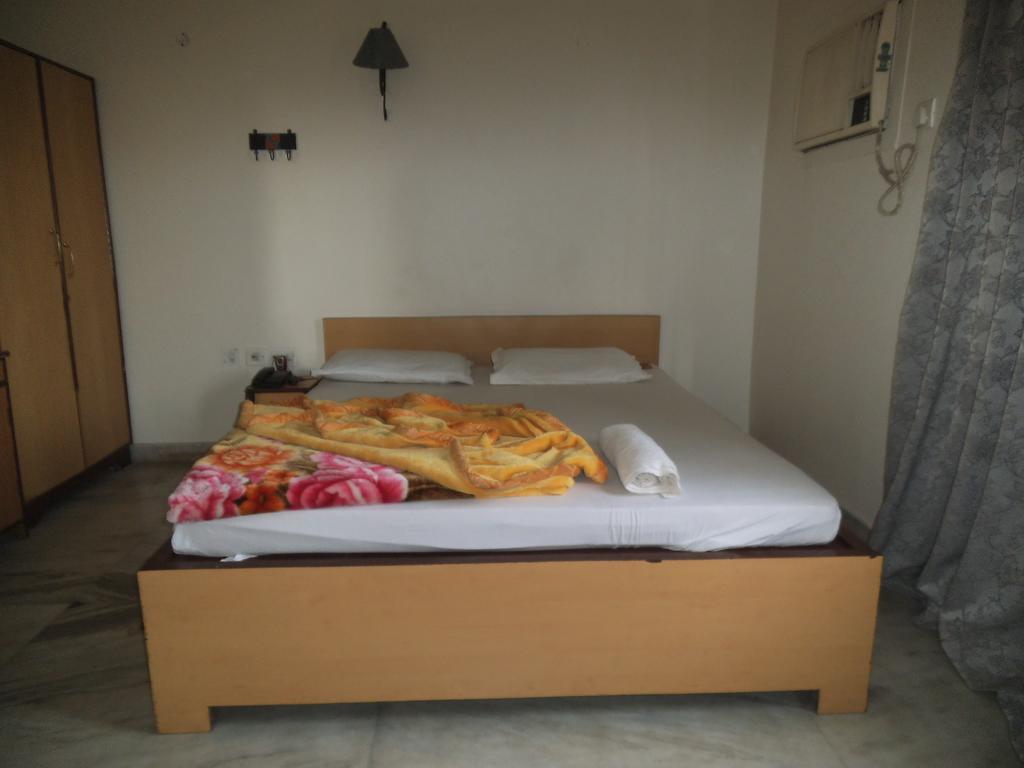 City Centre Hotel Agartala Szoba fotó
